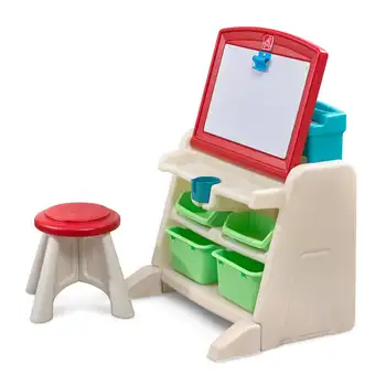  Письменный стол с мольбертом и каракулями, табурет и много места для хранения игрушек